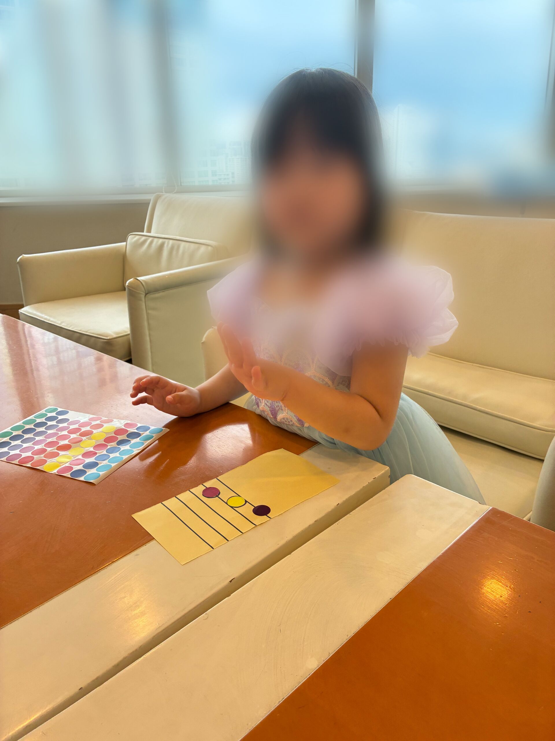 【高津区・梶ヶ谷】4歳児のリトミック♪音符・ハンドベル・スカーフ遊びで楽しく音楽体験｜ひだまりリトミック教室