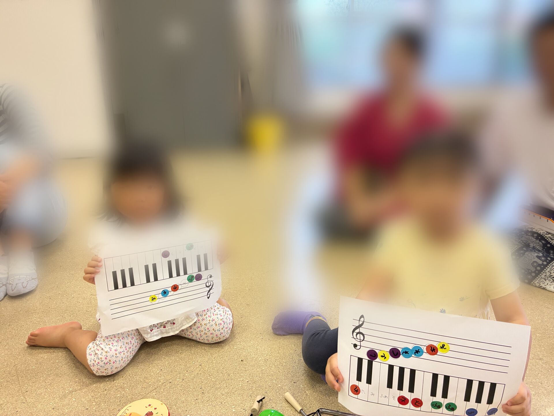 【高津区・梶ヶ谷】雨の日も楽しく学べる♪ひだまりリトミック教室の音楽あそび｜楽器・色遊び・パラバルーン